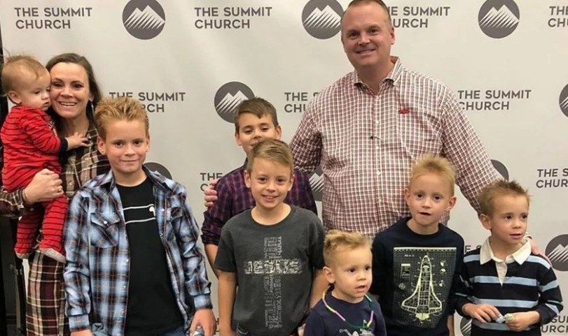 Tito (com camiseta estampada com uma cruz) e sua família participam da The Summit Church em Conway, Arkansas. (Foto: Arquivo pessoal/Jason e Sarah Everett)
